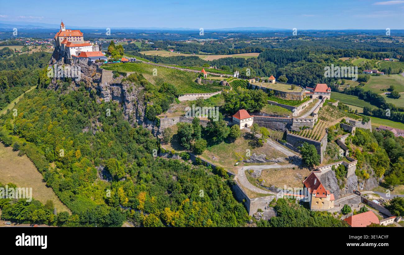 Castello di Riegersburg durante una giornata di sole in Austria. IMMAGINE Foto Stock