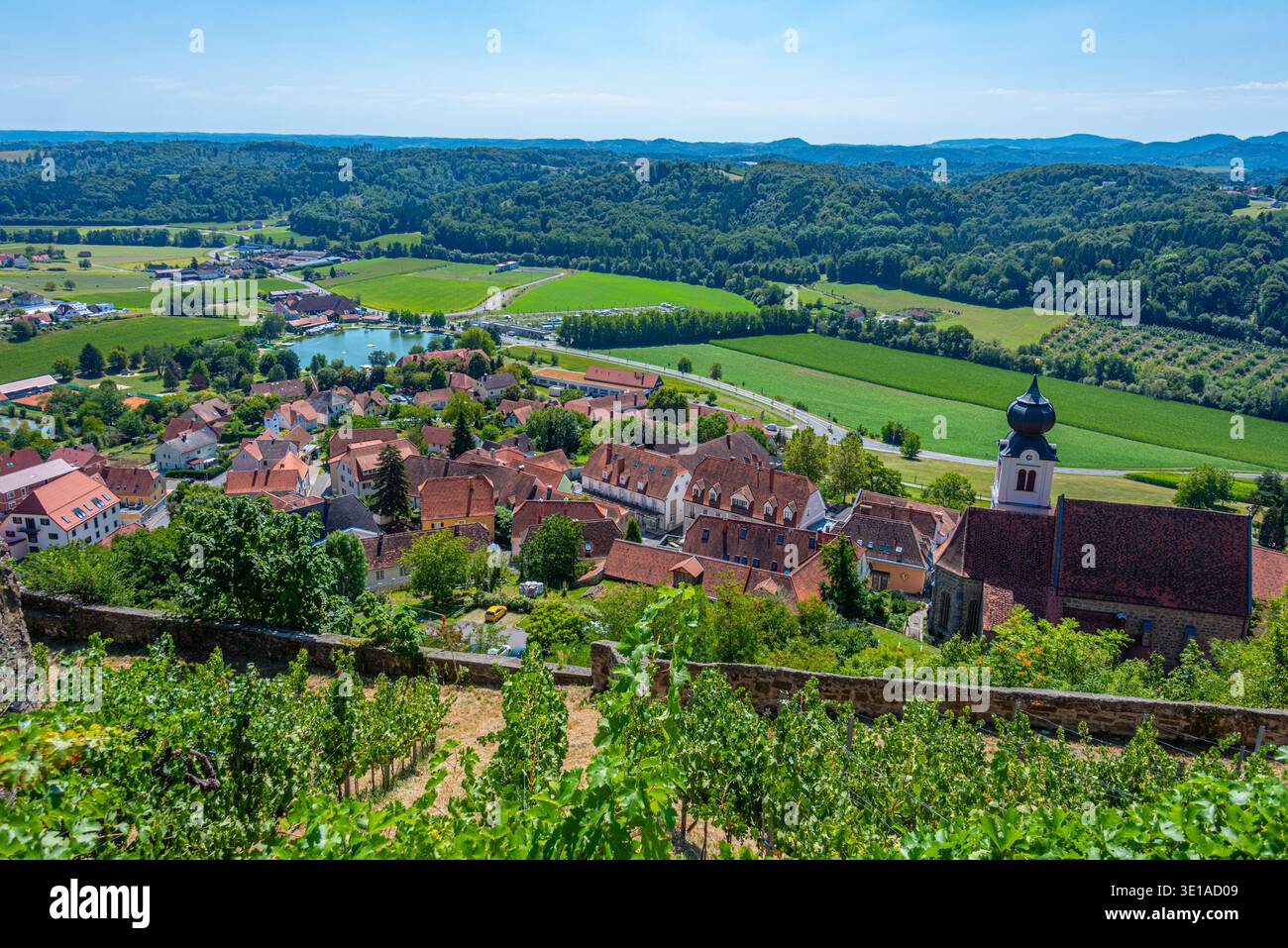 Vista panoramica del villaggio di Riegersburg in Austria. IMMAGINE Foto Stock
