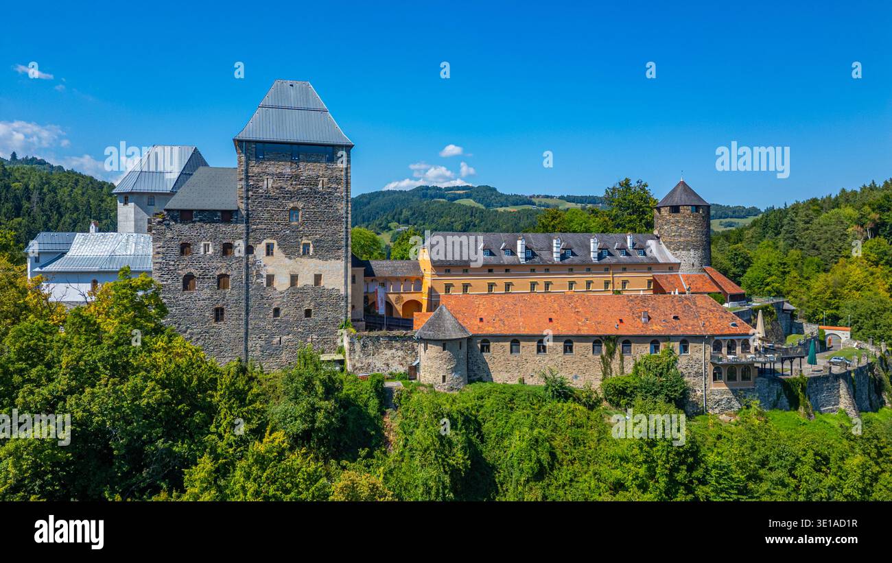 Castello di Deutschlandsberg durante una giornata di sole in Austria.IMMAGINE Foto Stock