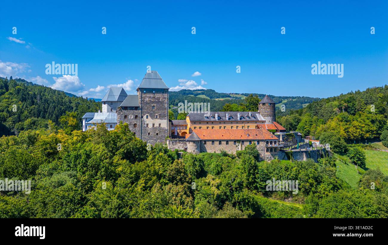 Castello di Deutschlandsberg durante una giornata di sole in Austria.IMMAGINE Foto Stock