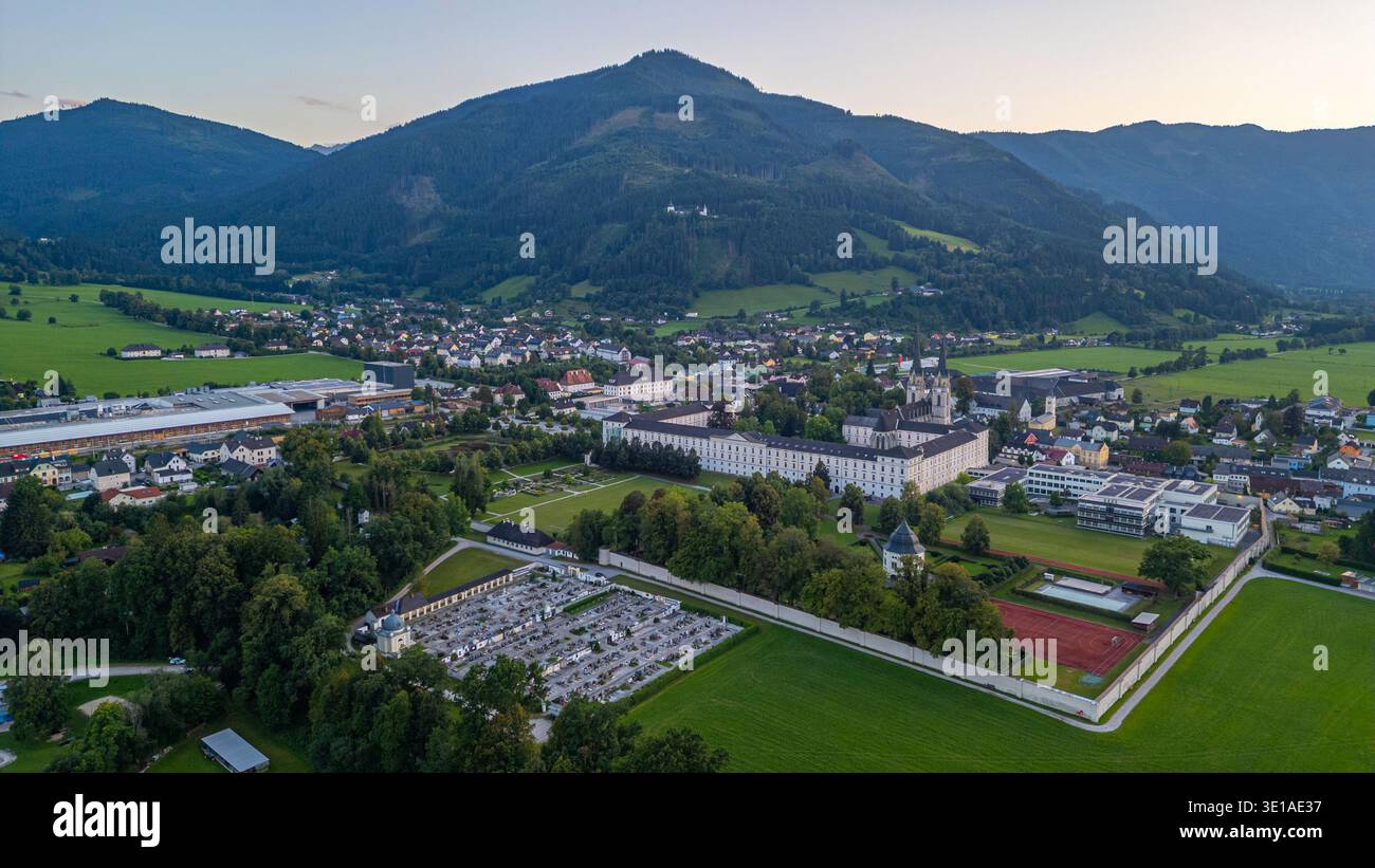 Vista panoramica al tramonto dell'abbazia di Admont in Austria. IMMAGINE Foto Stock
