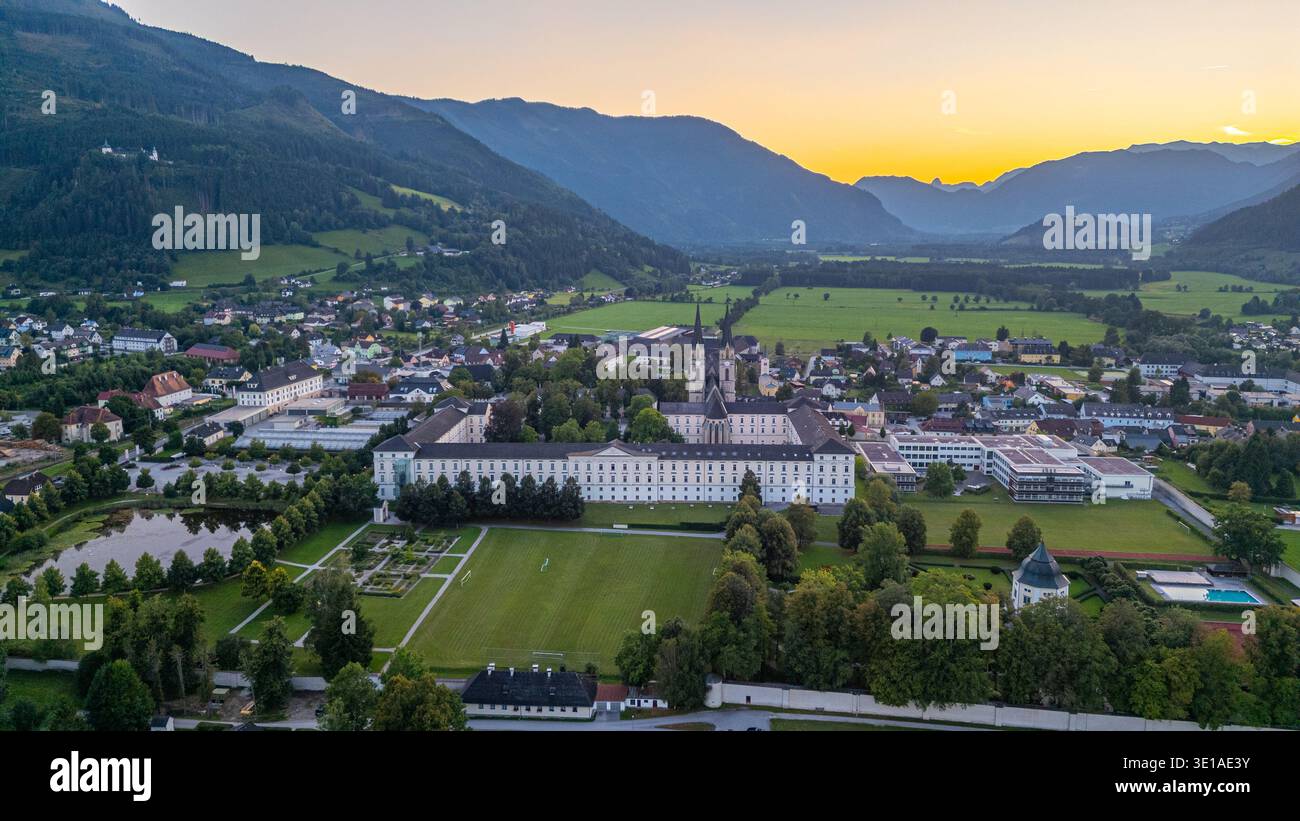 Vista panoramica al tramonto dell'abbazia di Admont in Austria. IMMAGINE Foto Stock
