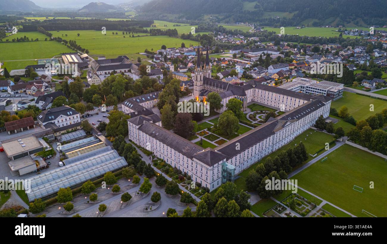 Vista panoramica al tramonto dell'abbazia di Admont in Austria. IMMAGINE Foto Stock