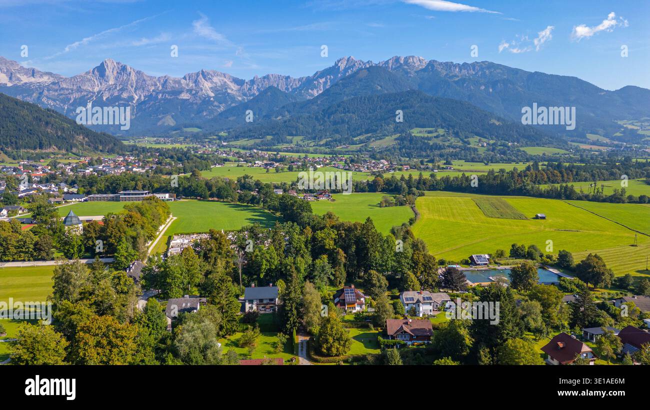 Vista del villaggio di Admont nelle Alpi Ennstal in Austria. IMMAGINE Foto Stock