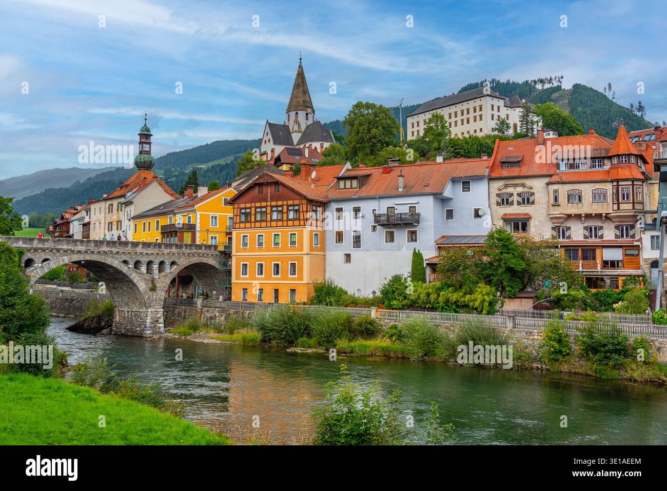 Lungofiume di Mura a Murau in Austria.IMMAGINE Foto Stock