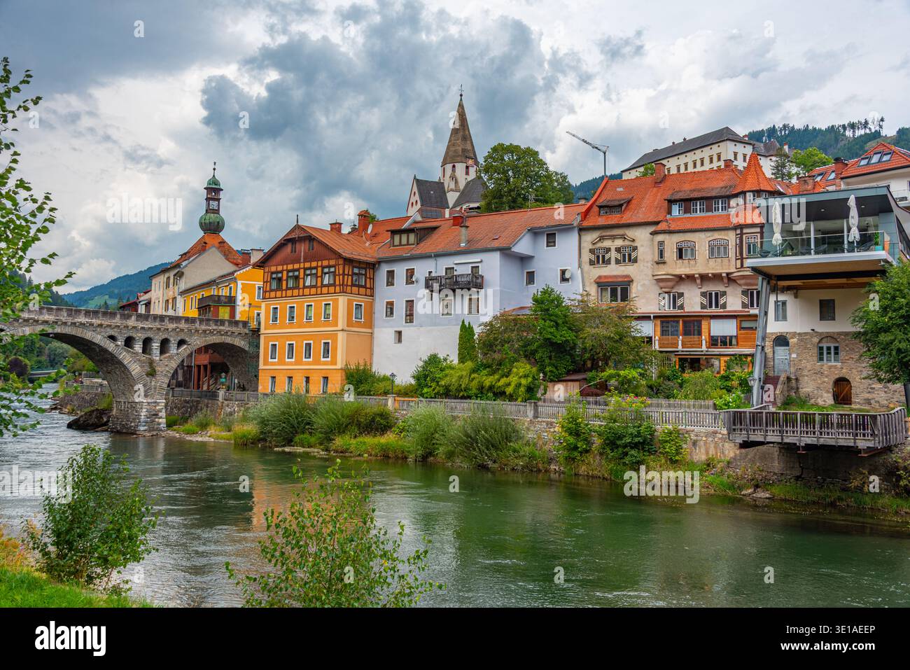 Lungofiume di Mura a Murau in Austria.IMMAGINE Foto Stock