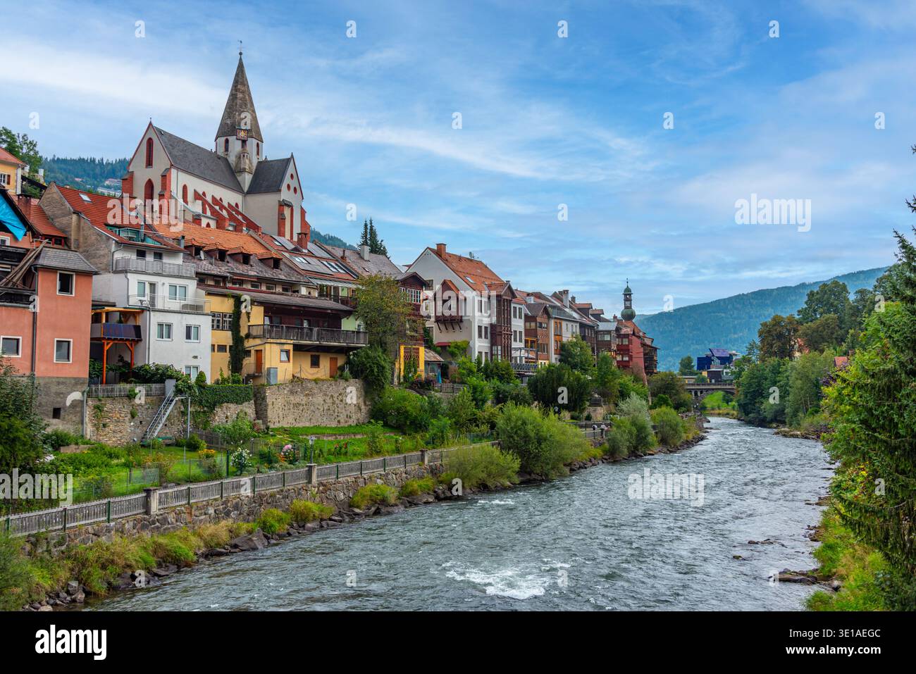 Lungofiume di Mura a Murau in Austria.IMMAGINE Foto Stock