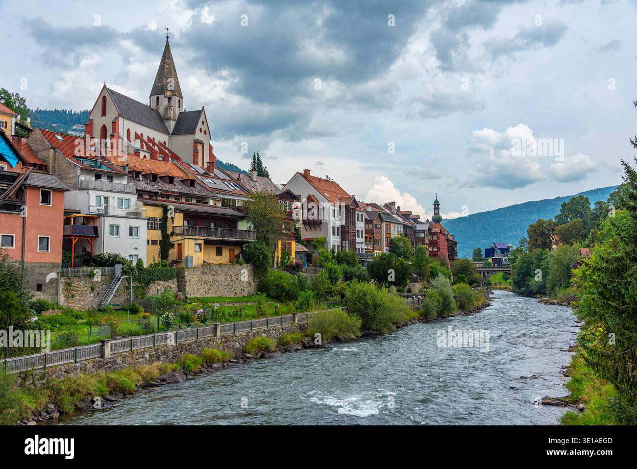 Lungofiume di Mura a Murau in Austria.IMMAGINE Foto Stock