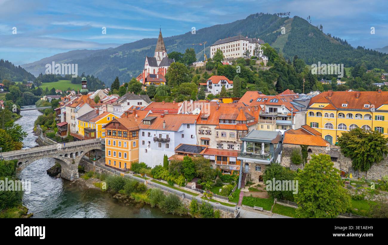 Lungofiume di Mura a Murau in Austria.IMMAGINE Foto Stock