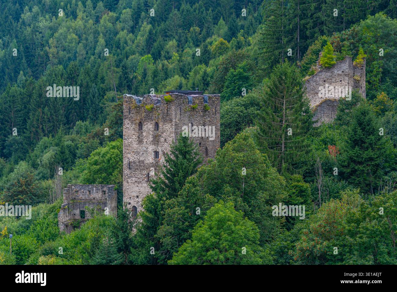 Rovina della torre rossa a Friesach in Austria. IMMAGINE Foto Stock