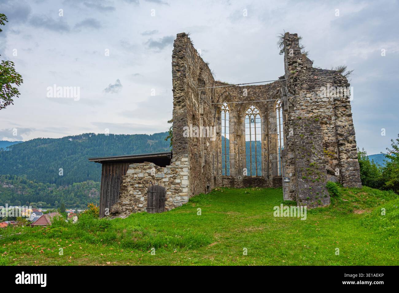Rovine della chiesa di Virgilienberg a Friesach, Austria. IMMAGINE Foto Stock