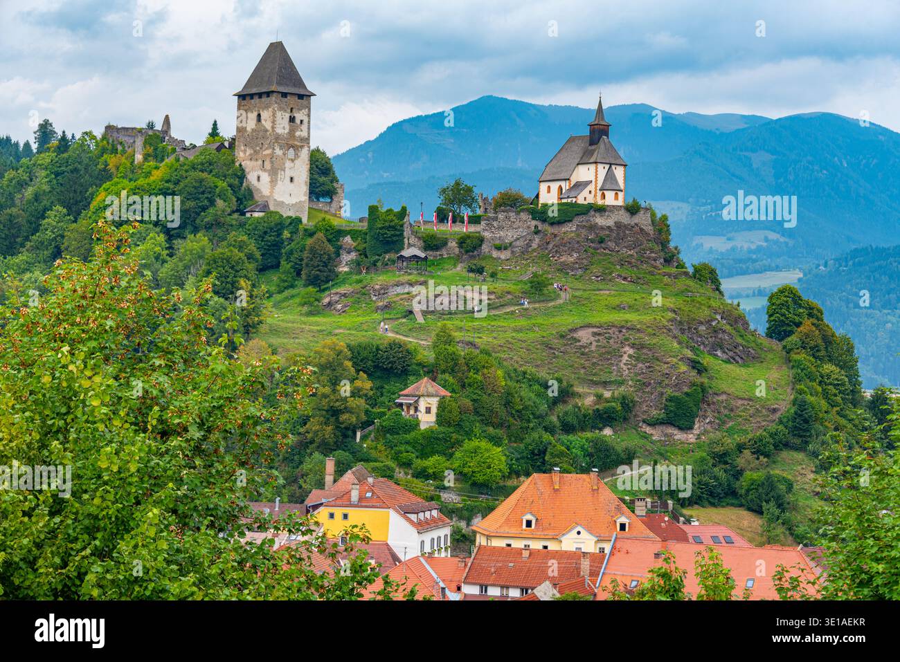 Castello di Petersberg sopra Friesach in Austria. IMMAGINE Foto Stock