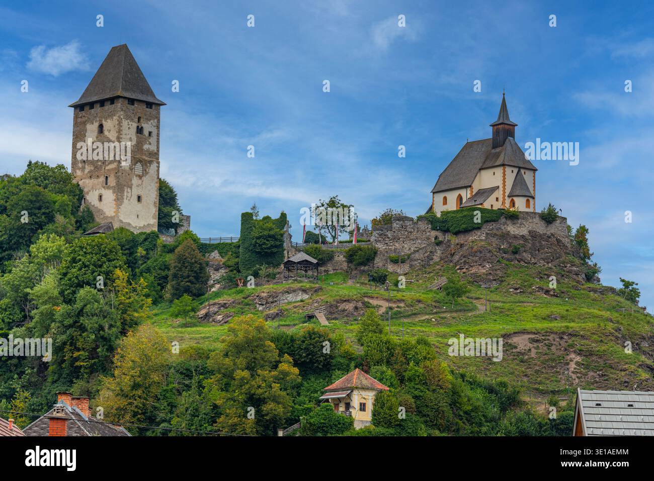 Castello di Petersberg sopra Friesach in Austria. IMMAGINE Foto Stock