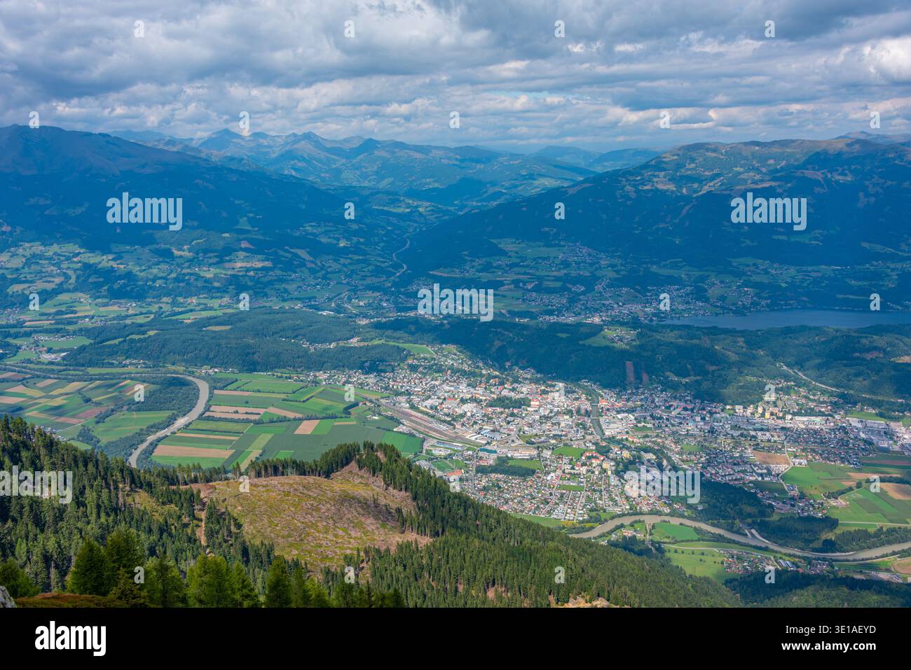 Vista panoramica di Spittal an der Drau e Millstatter sul lago in Austria.IMMAGINE Foto Stock