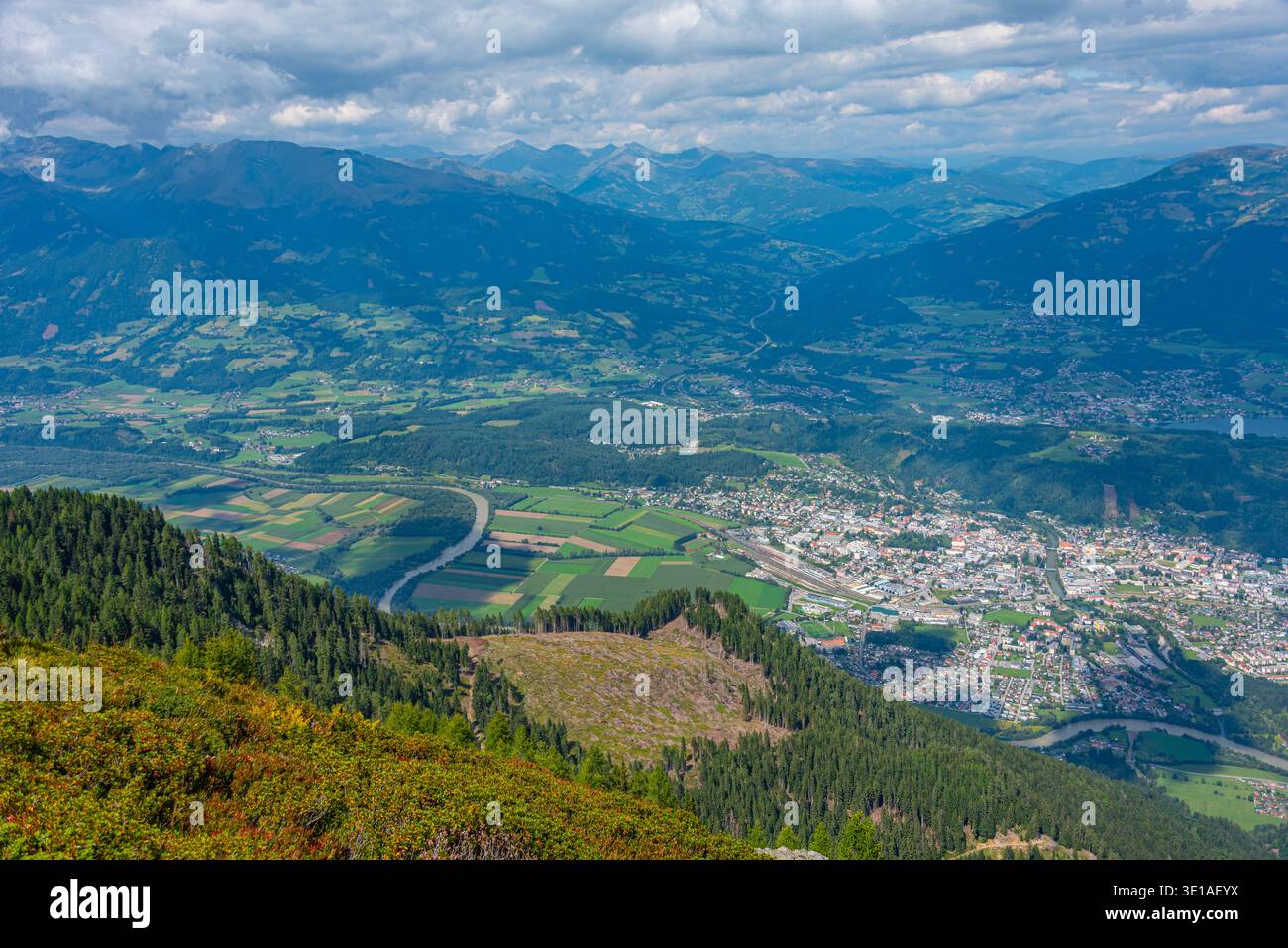Vista panoramica di Spittal an der Drau e Millstatter sul lago in Austria.IMMAGINE Foto Stock