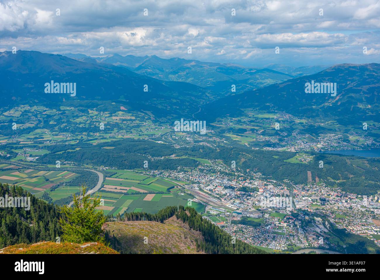 Vista panoramica di Spittal an der Drau e Millstatter sul lago in Austria.IMMAGINE Foto Stock