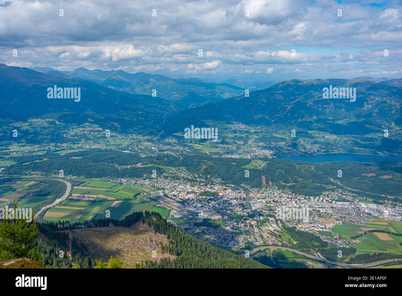 Vista panoramica di Spittal an der Drau e Millstatter sul lago in Austria.IMMAGINE Foto Stock