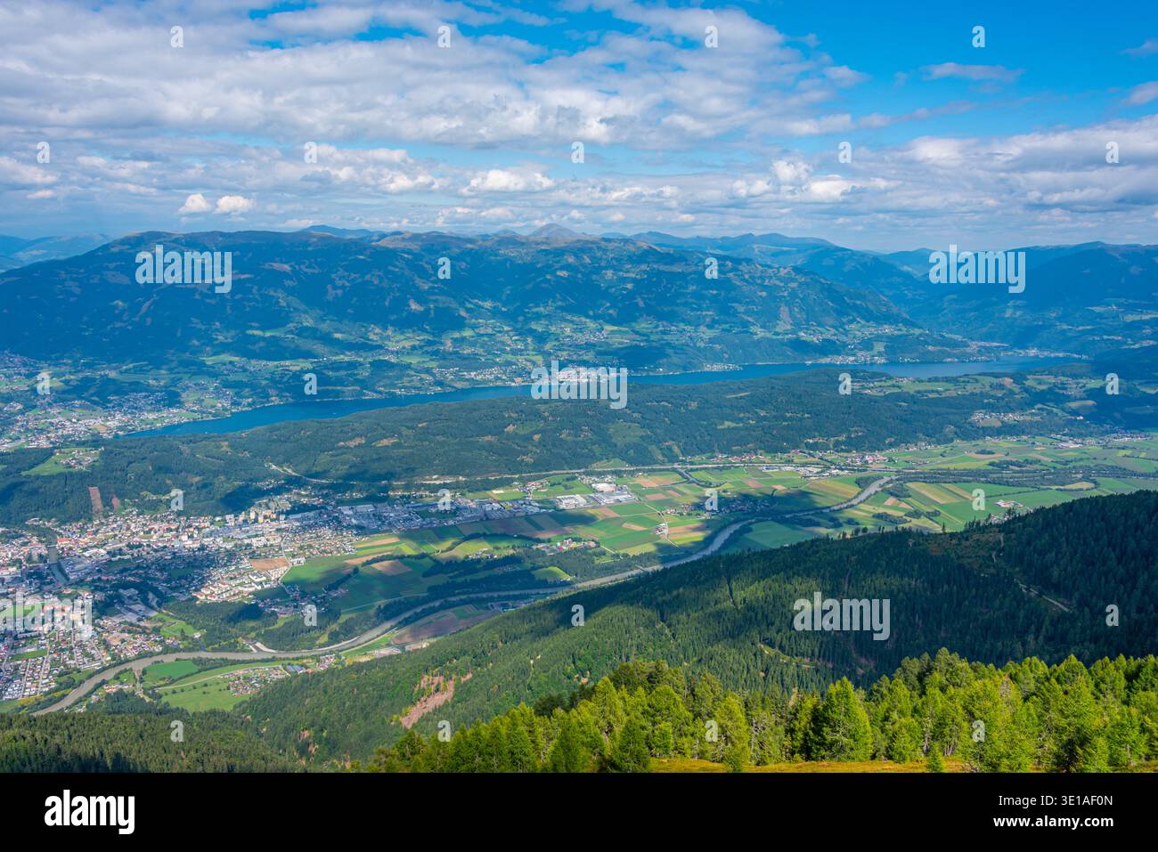 Vista panoramica di Spittal an der Drau e Millstatter sul lago in Austria.IMMAGINE Foto Stock