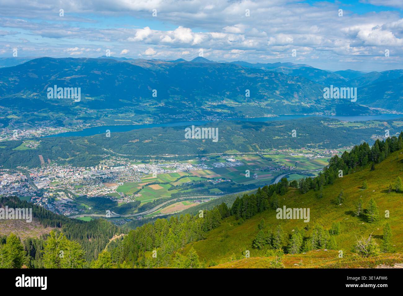 Vista panoramica di Spittal an der Drau e Millstatter sul lago in Austria.IMMAGINE Foto Stock