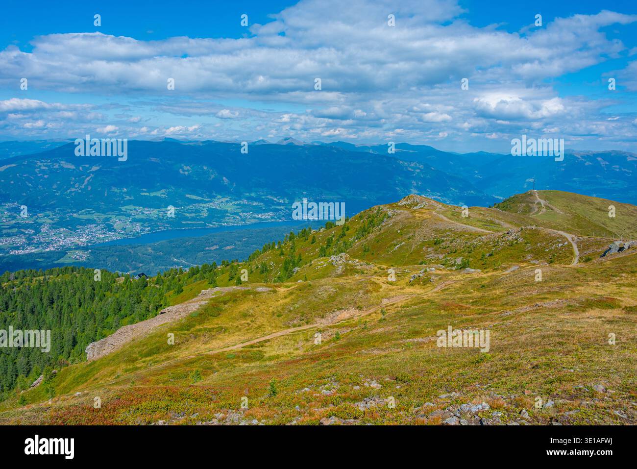 Panorama delle Alpi visto da Goldeck in Austria. IMMAGINE Foto Stock