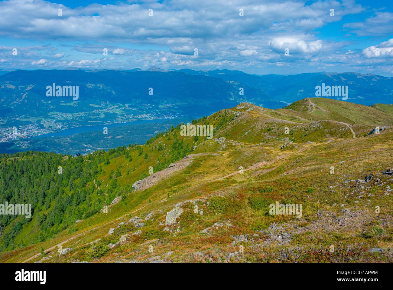 Panorama delle Alpi visto da Goldeck in Austria. IMMAGINE Foto Stock