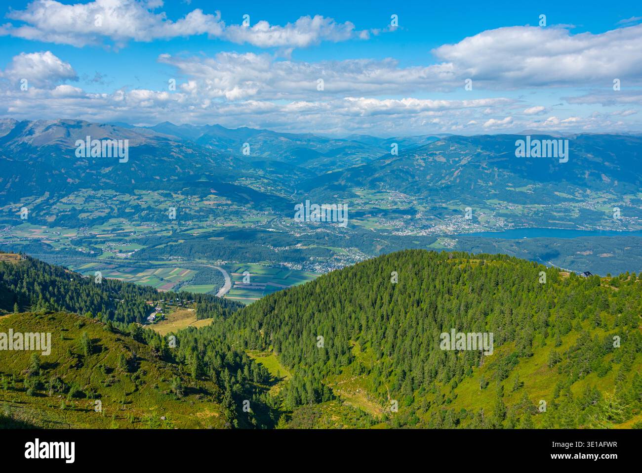 Vista panoramica di Spittal an der Drau e Millstatter sul lago in Austria.IMMAGINE Foto Stock