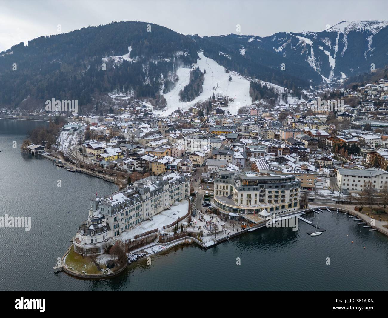 Vista panoramica di Zell am SEE durante l'inverno, Austria. IMMAGINE Foto Stock