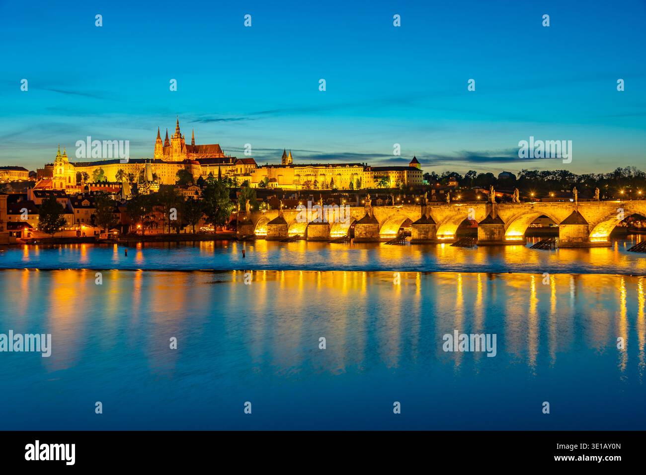 Vista al tramonto del castello di Praga e del ponte carlo a Praga, repubblica Ceca. IMMAGINE Foto Stock