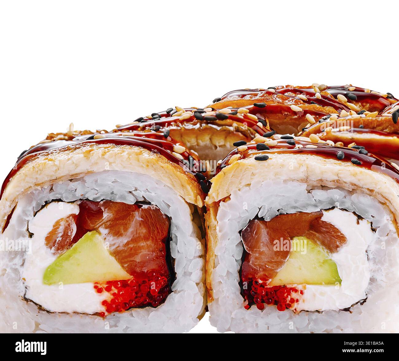 Panini di sushi con salmone, avocado, formaggio spalmabile, caviale tobiko, anguille e semi di sesamo serviti su sfondo bianco Foto Stock