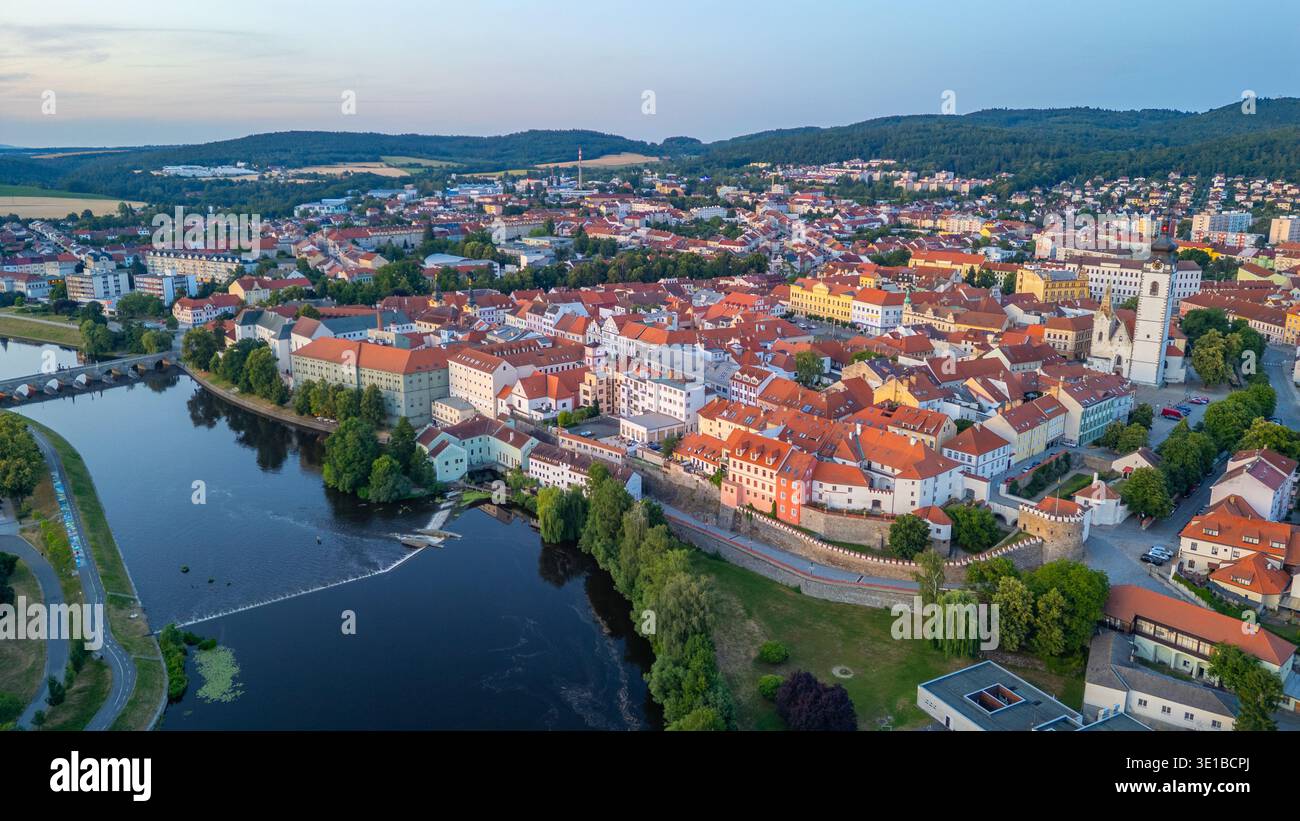 Panorama al tramonto della città vecchia di Pisek, repubblica Ceca. IMMAGINE Foto Stock