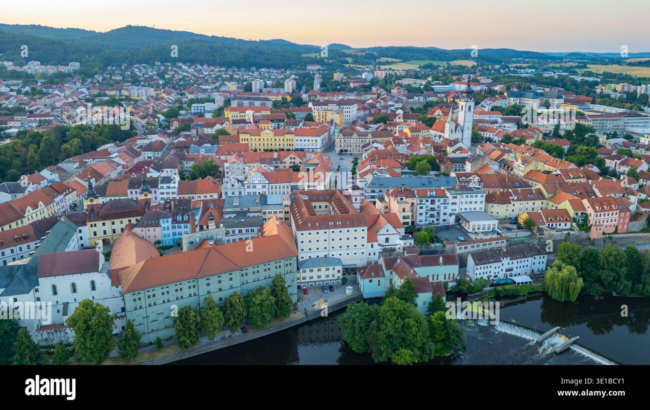 Panorama all'alba della città vecchia di Pisek, repubblica Ceca. IMMAGINE Foto Stock