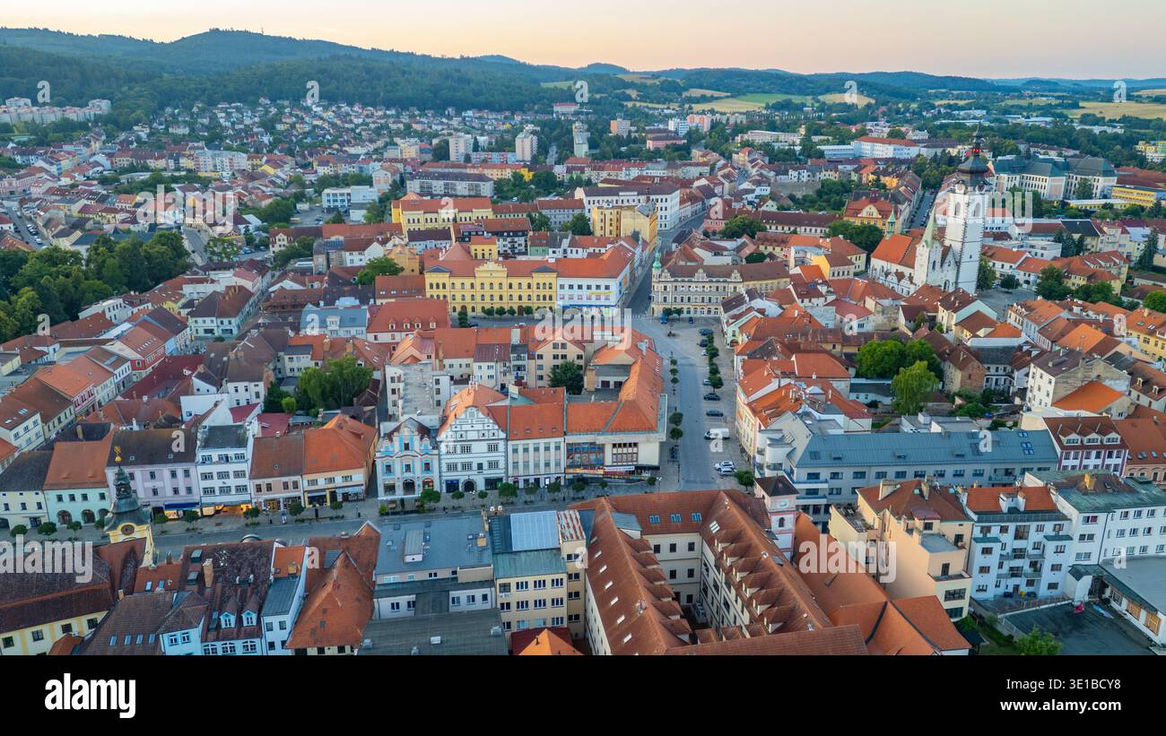 Panorama all'alba della città vecchia di Pisek, repubblica Ceca. IMMAGINE Foto Stock