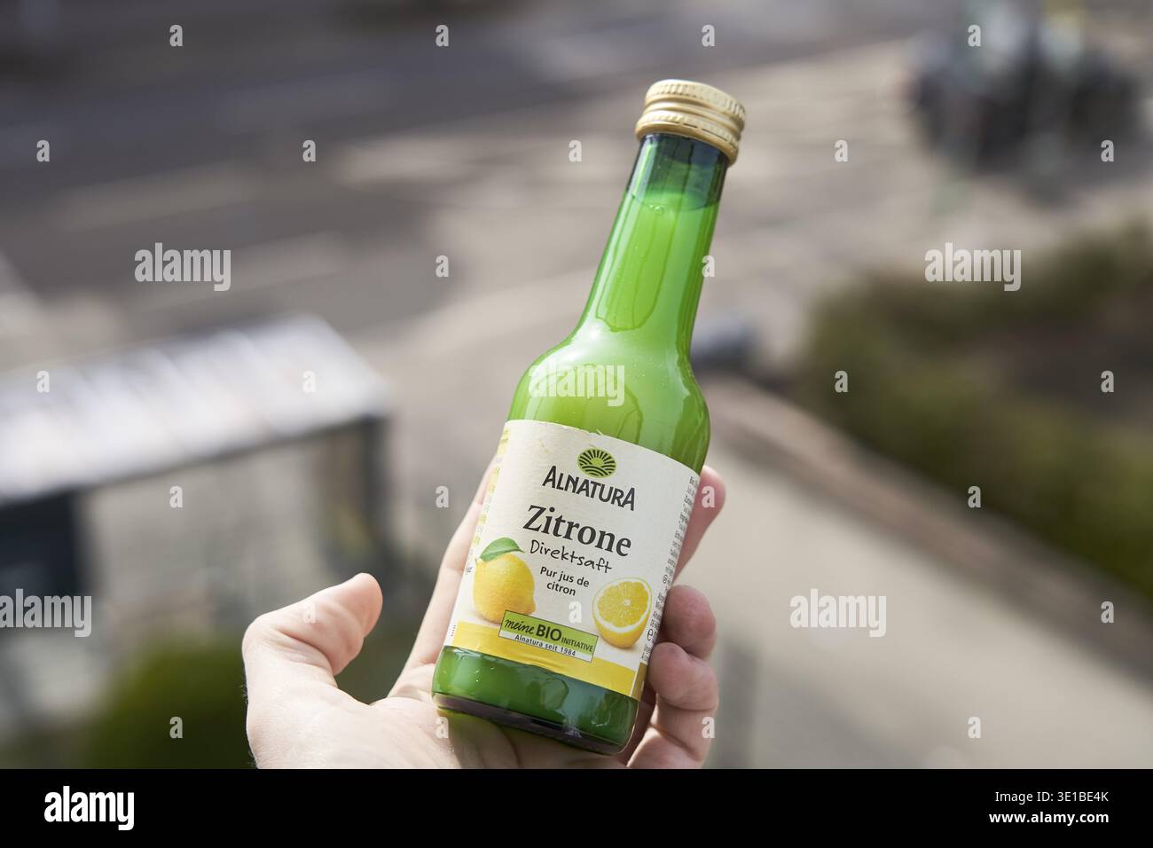 Succo di limone biologico diretto in una bottiglia di vetro verde di Alnatura Foto Stock
