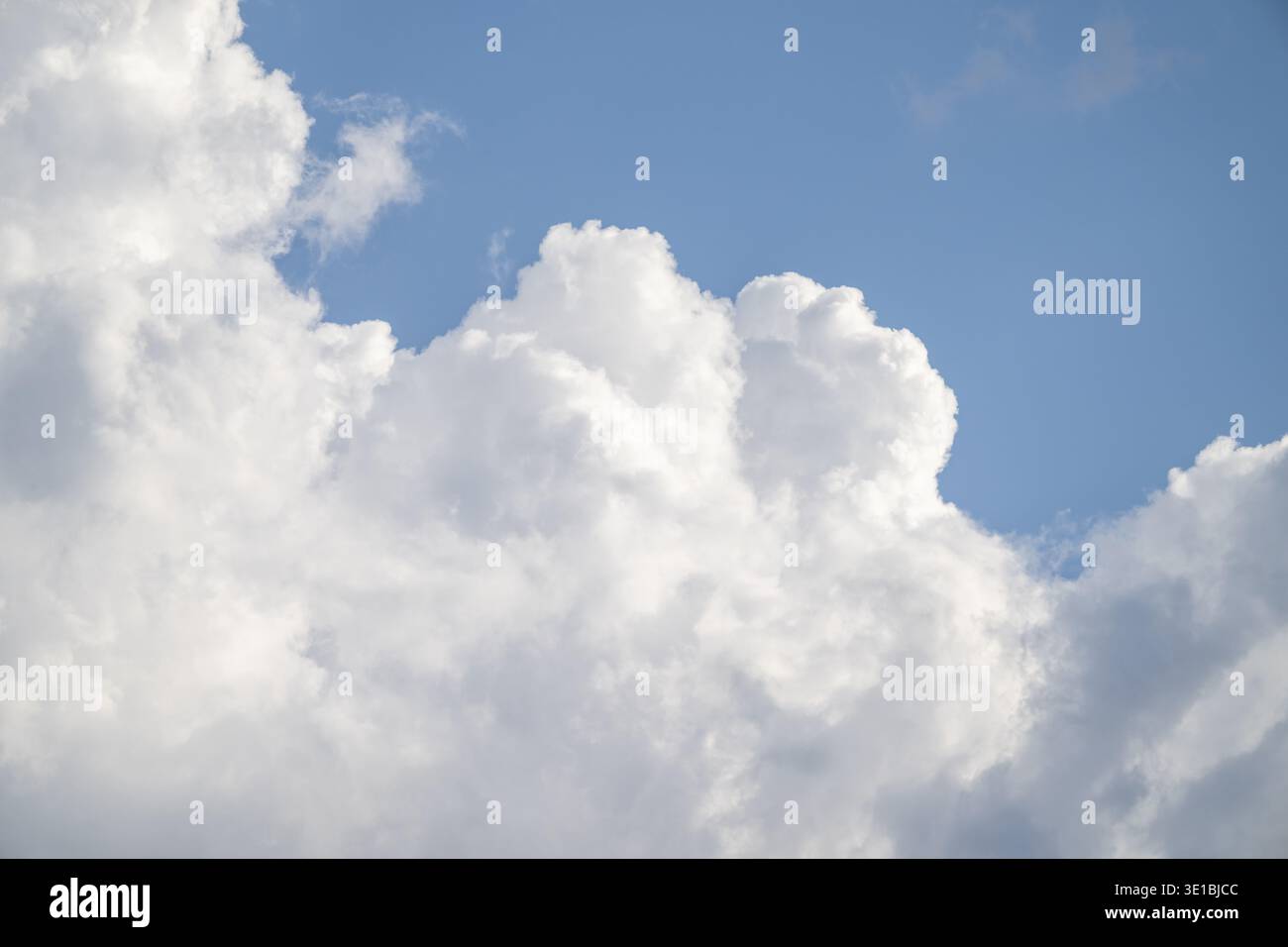 Cielo blu bianco, nuvole e bel tempo, immagine icona Foto Stock