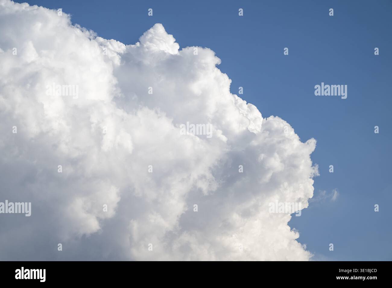 Cielo blu bianco, nuvole e bel tempo, immagine icona Foto Stock