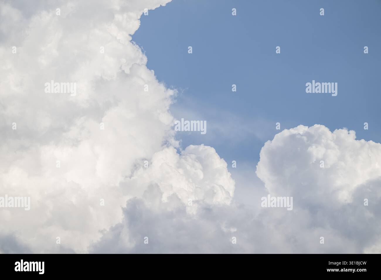 Cielo blu bianco, nuvole e bel tempo, immagine icona Foto Stock