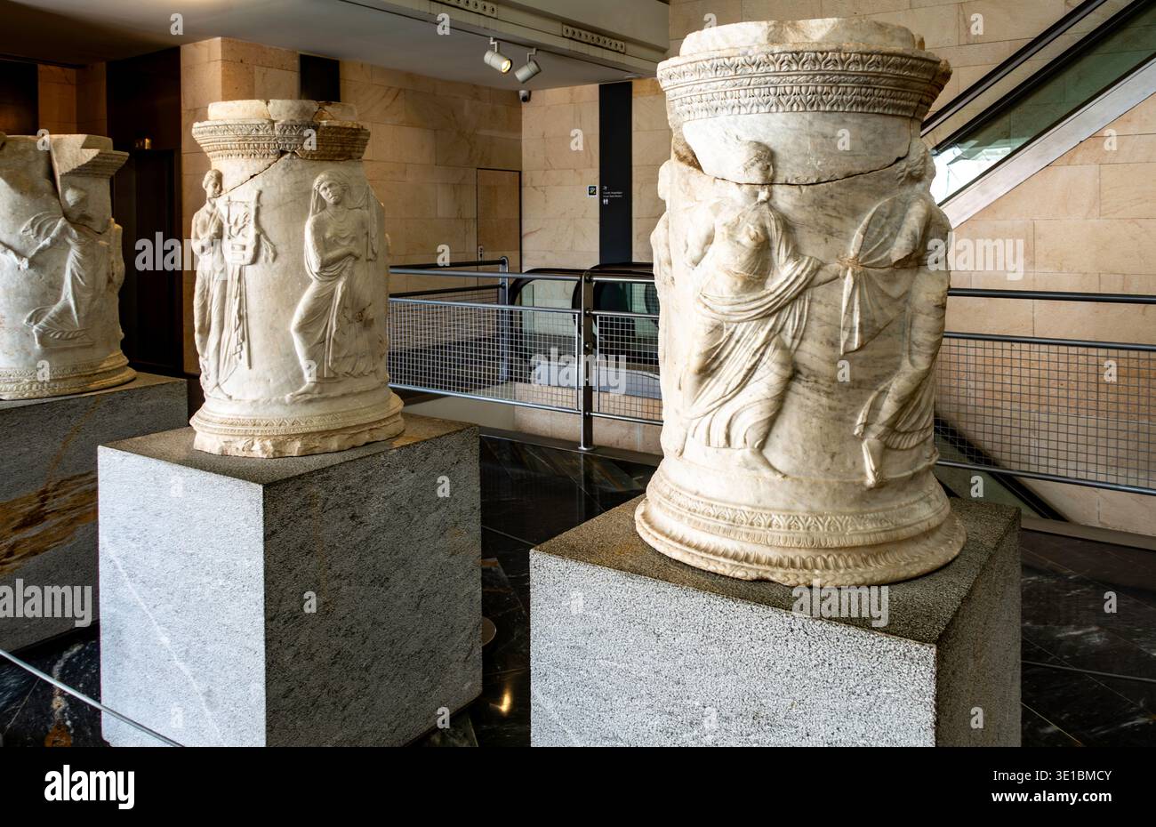 Rovine dell'altare romano nel Museo del Teatro Romano, Cartagena, Murcia, Spagna. Presenta rilievi in marmo delle Muse su piedistalli in pietra in una galleria moderna. Foto Stock