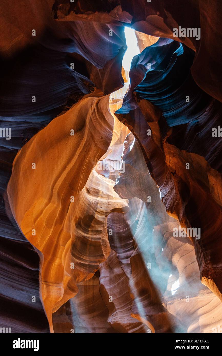 Pareti di pietra arenaria scolpite dall'acqua nell'Upper Antelope Canyon, Navajo Nation, Arizona, USA Foto Stock