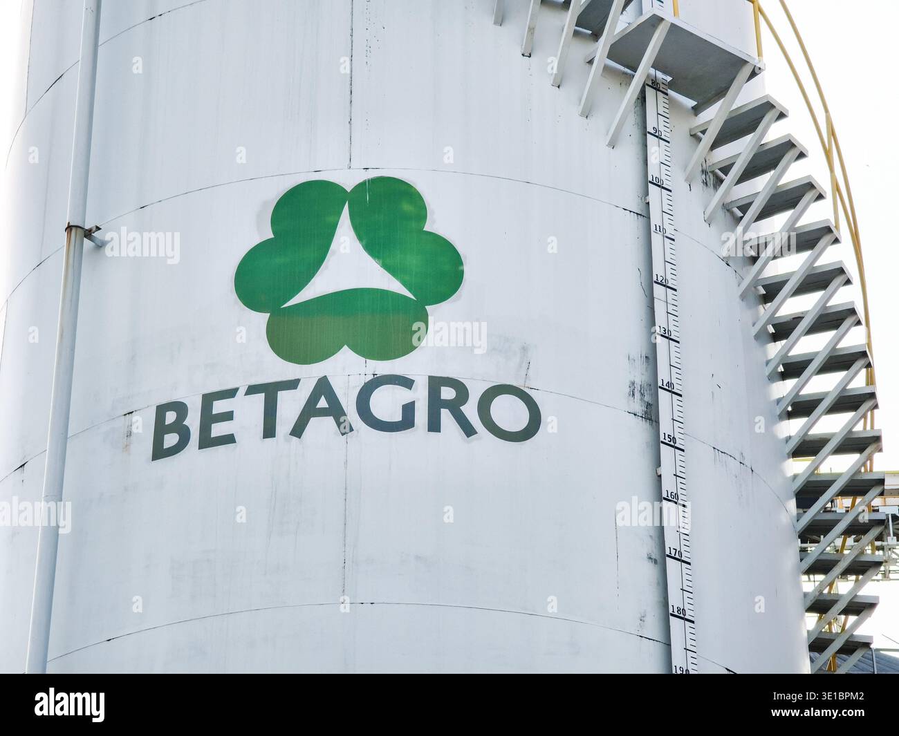 Grande serbatoio di stoccaggio appartenente alla Betagro Public Company, una grande azienda agroindustriale e alimentare integrata con sede in Thailandia. Impianto di Phnom Penh Foto Stock