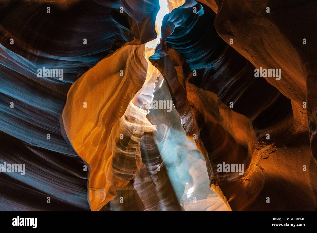 Pareti di pietra arenaria scolpite dall'acqua nell'Upper Antelope Canyon, Navajo Nation, Arizona, USA Foto Stock
