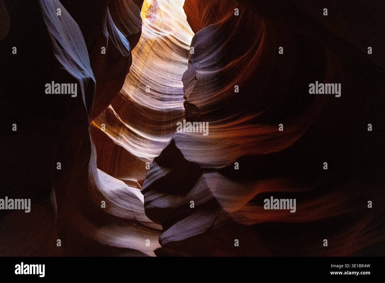 Pareti di pietra arenaria scolpite dall'acqua nell'Upper Antelope Canyon, Navajo Nation, Arizona, USA Foto Stock