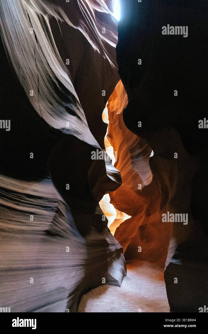 Pareti di pietra arenaria scolpite dall'acqua nell'Upper Antelope Canyon, Navajo Nation, Arizona, USA Foto Stock