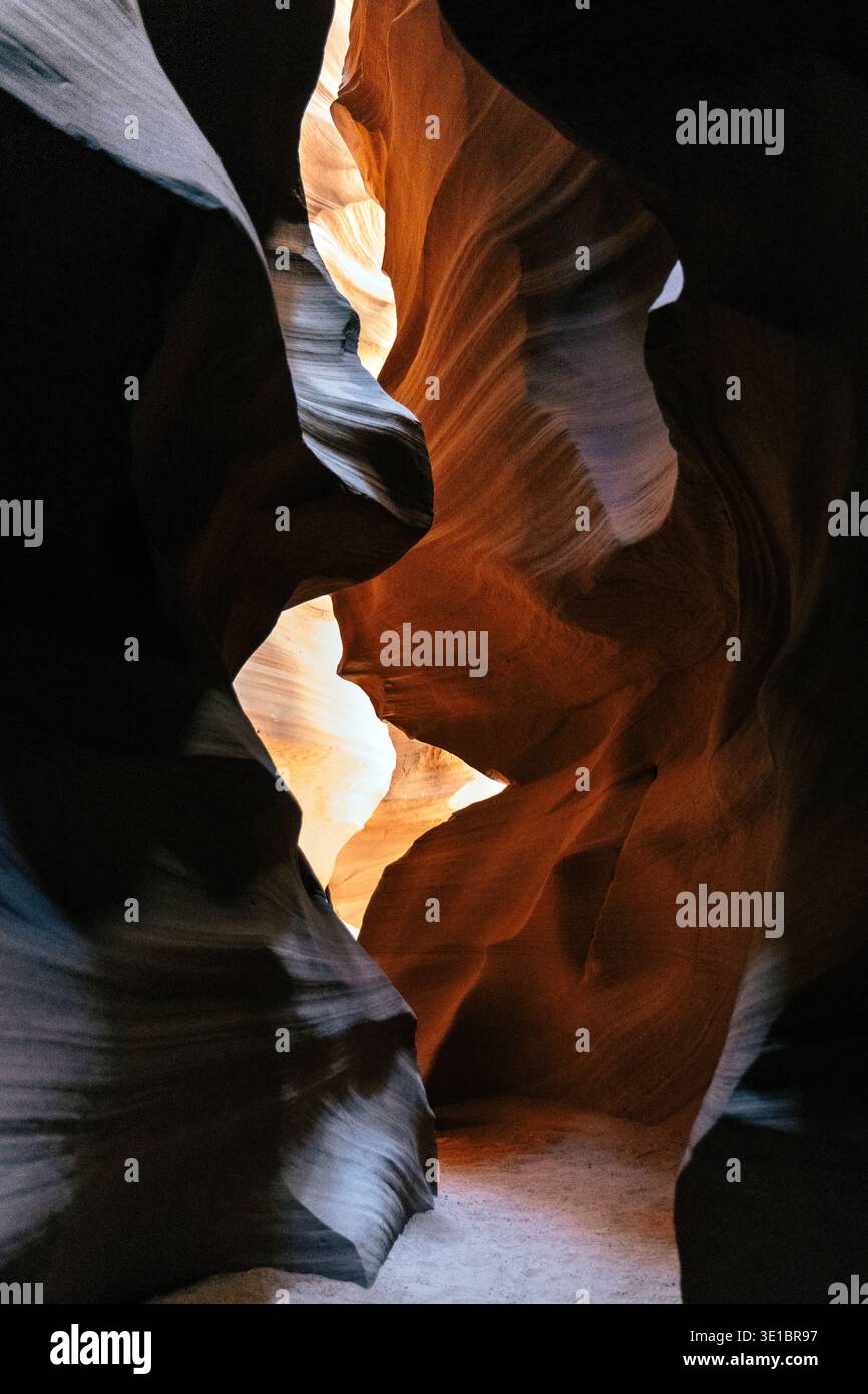 Pareti di pietra arenaria scolpite dall'acqua nell'Upper Antelope Canyon, Navajo Nation, Arizona, USA Foto Stock