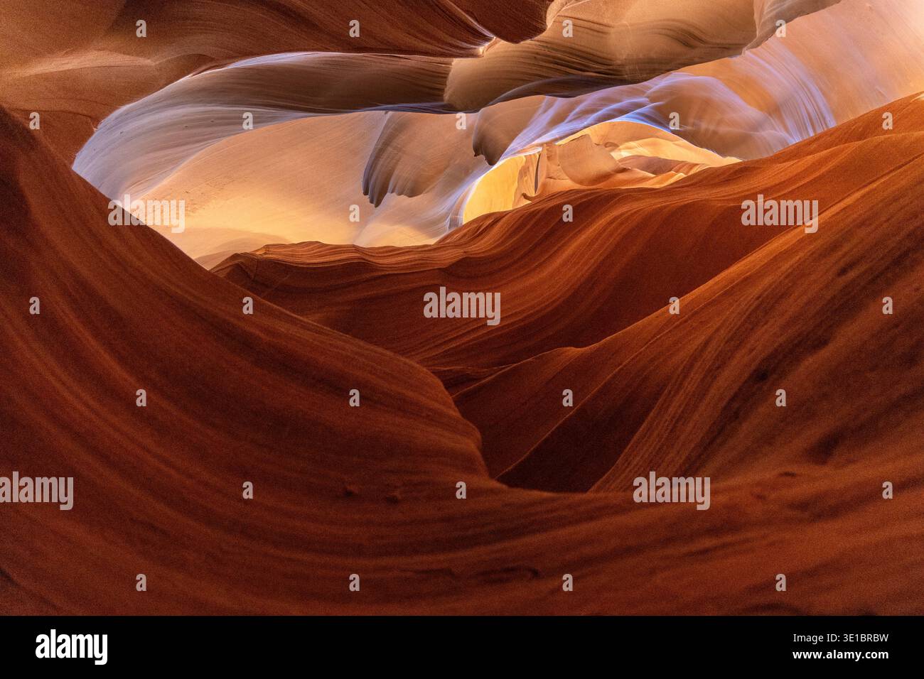 Pareti di pietra arenaria scolpite dall'acqua nell'Upper Antelope Canyon, Navajo Nation, Arizona, USA Foto Stock
