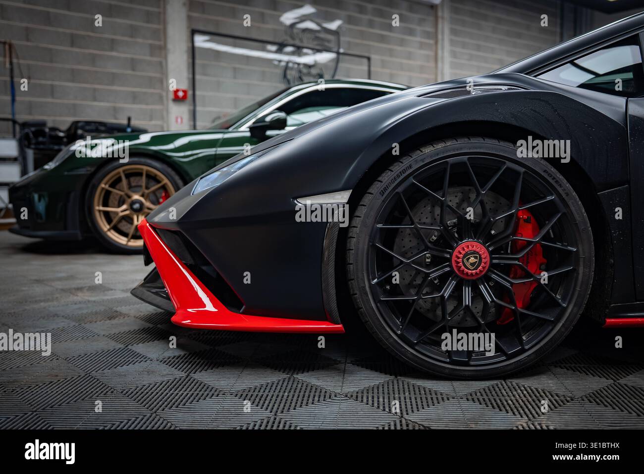 Dettagli Lamborghini Huracan nero opaco in un ambiente da officina interno Foto Stock