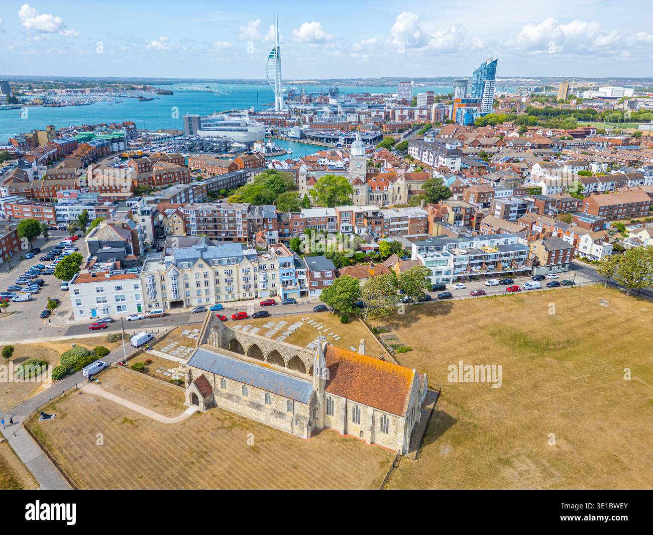 Vista panoramica di Portsmouth con la chiesa della guarnigione reale, Inghilterra. IMMAGINE Foto Stock