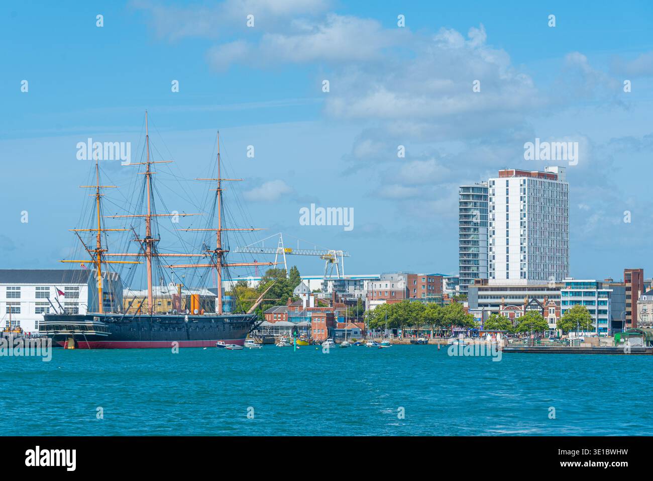 Skyline di Portsmouth durante una giornata di sole, Inghilterra. IMMAGINE Foto Stock