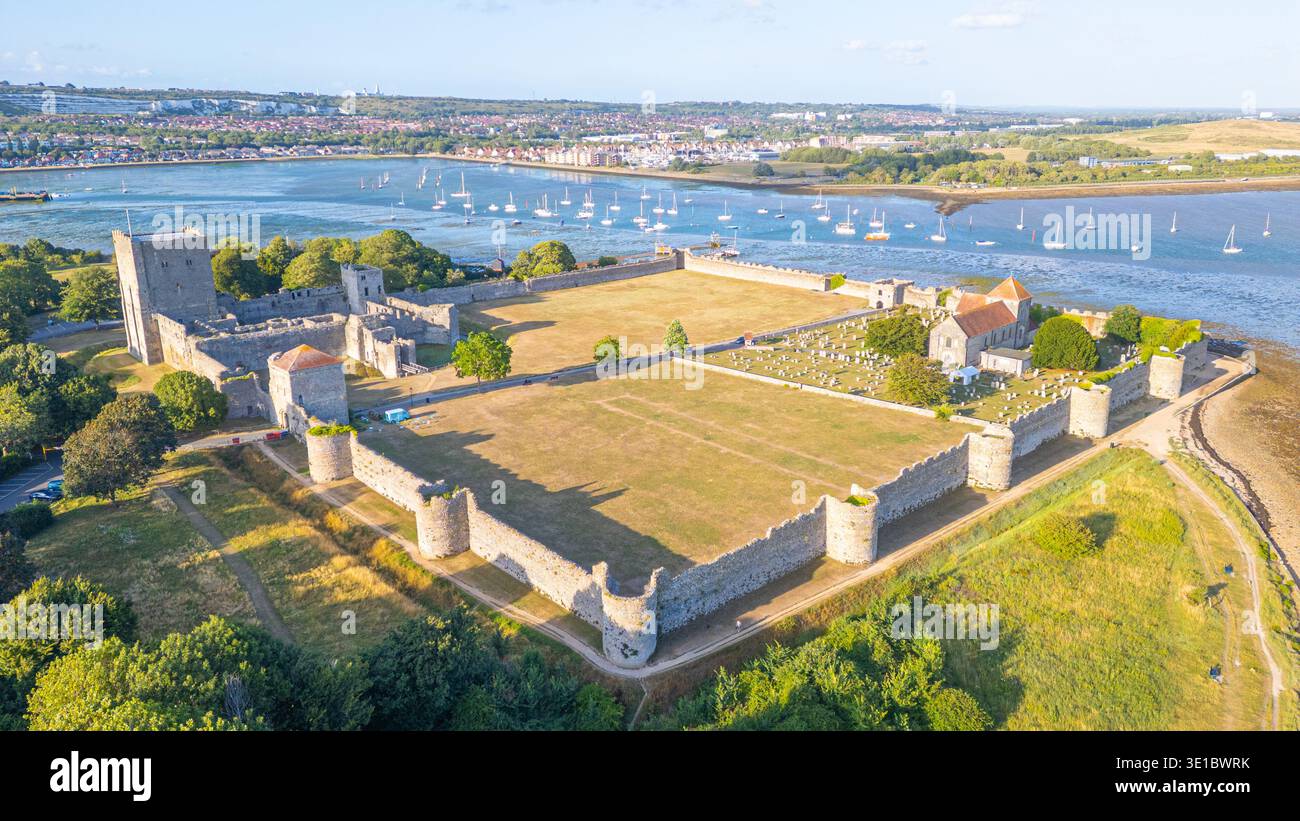 Giornata estiva al castello di Portchester in Inghilterra. IMMAGINE Foto Stock