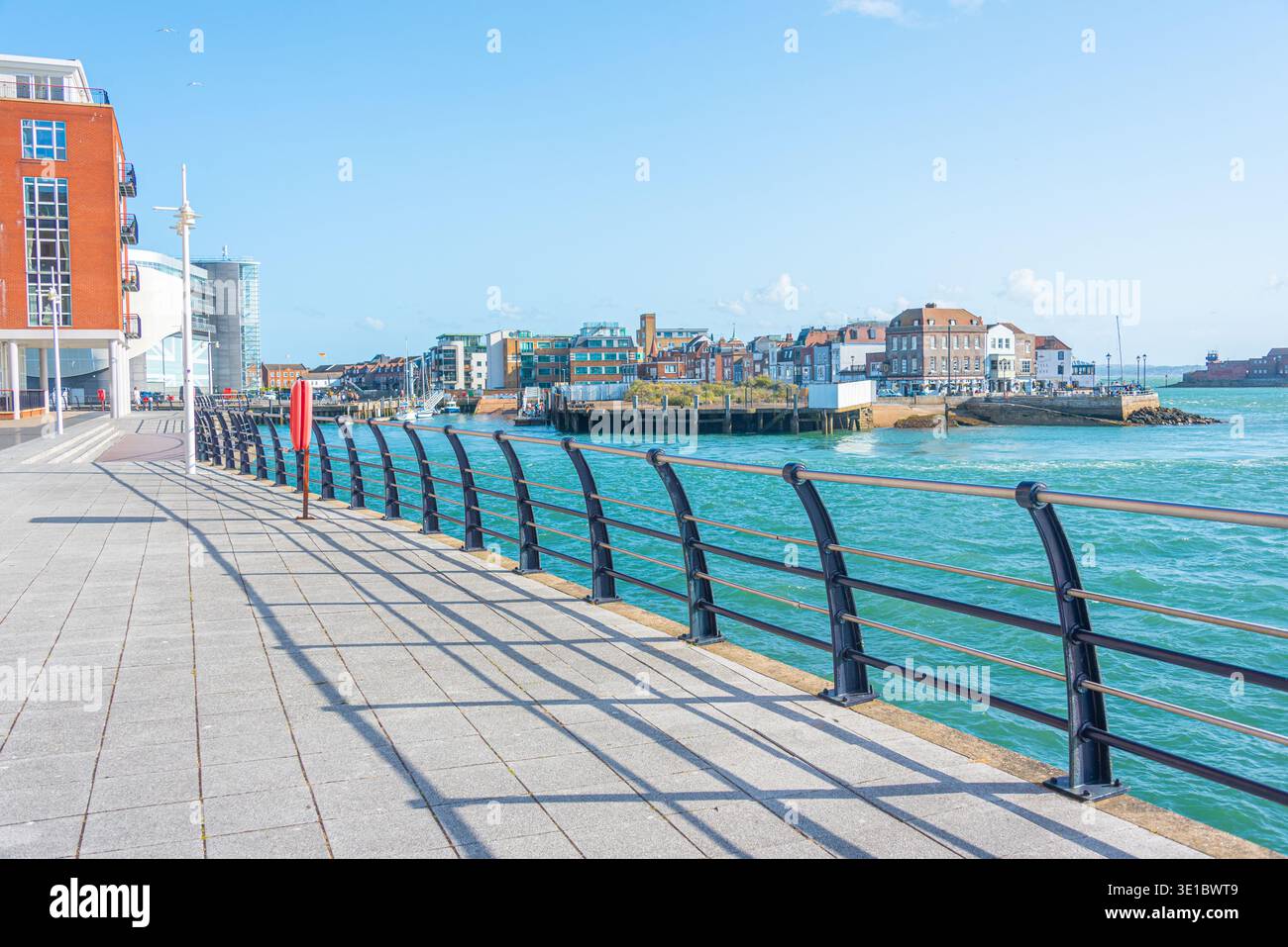 Una giornata di sole al Point di Portsmouth, Inghilterra. IMMAGINE Foto Stock