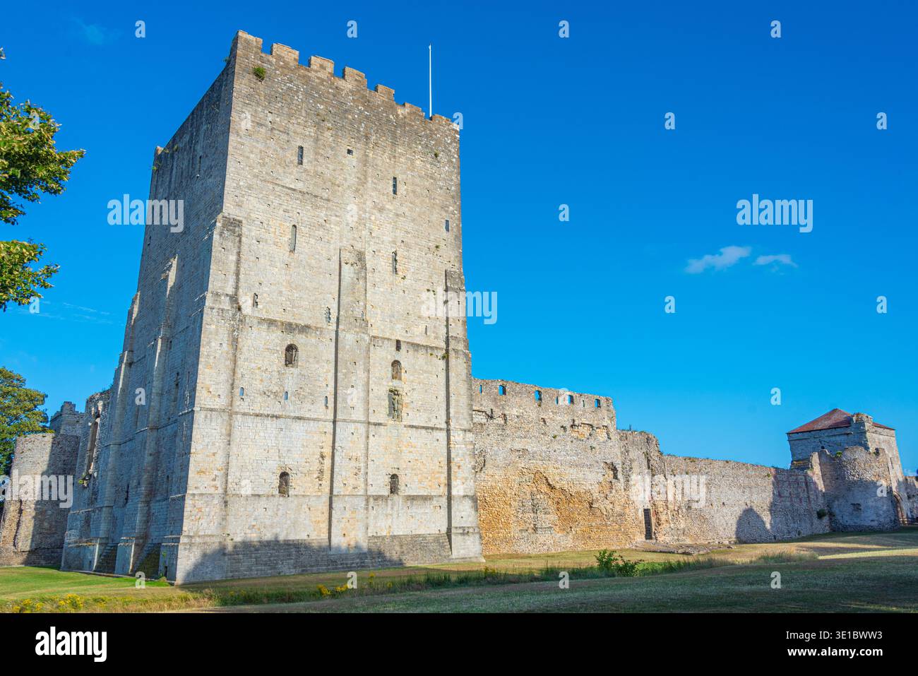 Giornata estiva al castello di Portchester in Inghilterra. IMMAGINE Foto Stock